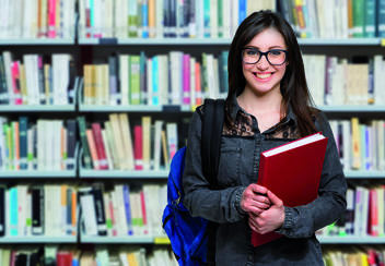 étudiante devant une bibliothèque